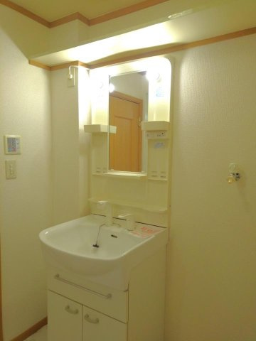 ラシーヌⅢ四番館の洗面所|コンパクトで使いやすい洗面所
