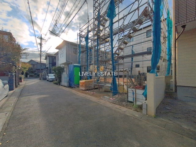 越谷市蒲生4丁目 新築分譲住宅の前面道路含む現地写真