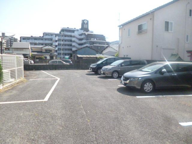 飛鳥の駐車場|車をお持ちの方に嬉しい駐車場付きの物件です