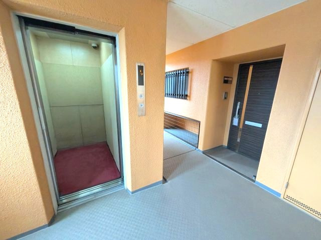 ライオンズマンション泉佐野のその他共用部分|エレベーターから近くのお部屋です。