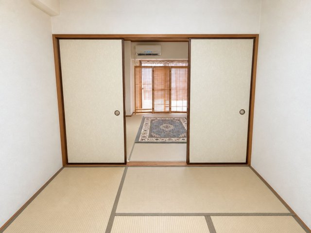ライオンズマンション泉佐野の和室|居住中のお部屋のため、一部画像を加工しております。