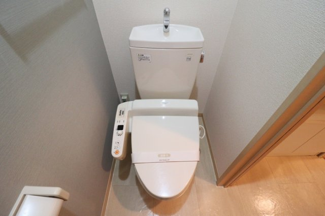サニーコートのトイレ|もちろん温水洗浄暖房便座です（デザインクロス仕様）