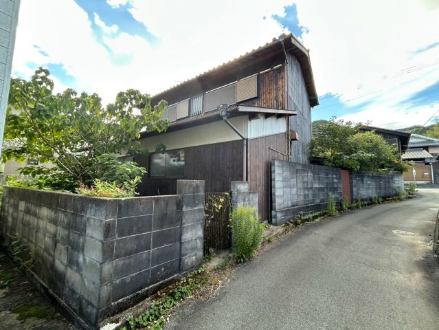 西脇市小坂町中古戸建の前面道路含む現地写真