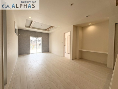 【内観：施工例】 | 神戸市西区玉津町今津　新築戸建 | ■広々リビング♪折上天井のため開放感アップ♪※同社施工例