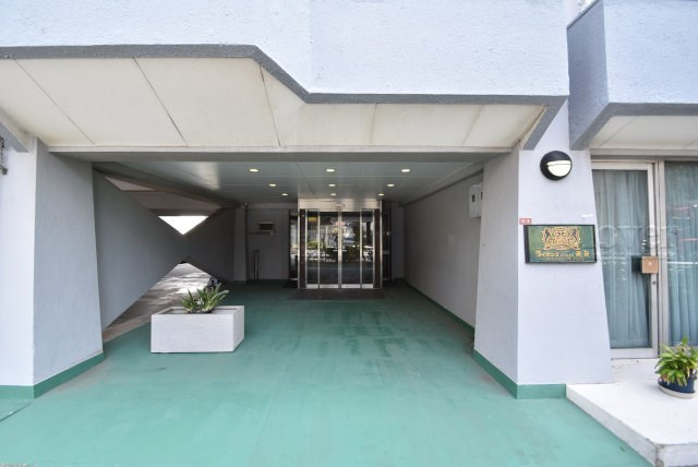 【エントランス】 | ライオンズマンション西荻 | お客様を、そして住人を出迎えてくれるマンションのエントランス。ゴミが落ちていないことからも、管理状態の良さや住民の節度の高さが見て取れます。～即日のご見学可能～　お問合せはお気軽にどうぞ。