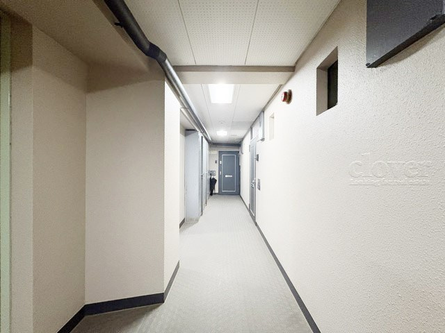 【その他共用部分】 | ライオンズマンション西荻 | マンションの共用廊下です。きれいに清掃されています。周囲のお部屋の様子も、ぜひ伺ってみてください。～即日のご見学可能～　お問合せはお気軽にどうぞ。