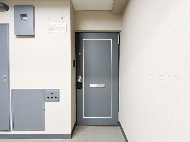 【その他共用部分】 | ライオンズマンション西荻 | 皆様をお迎えする、お部屋の玄関ドア。開けやすさや開放角度、ドアノブの操作しやすさや鍵の形状などを、現地で一度ご確認ください。～即日のご見学可能～　お問合せはお気軽にどうぞ。