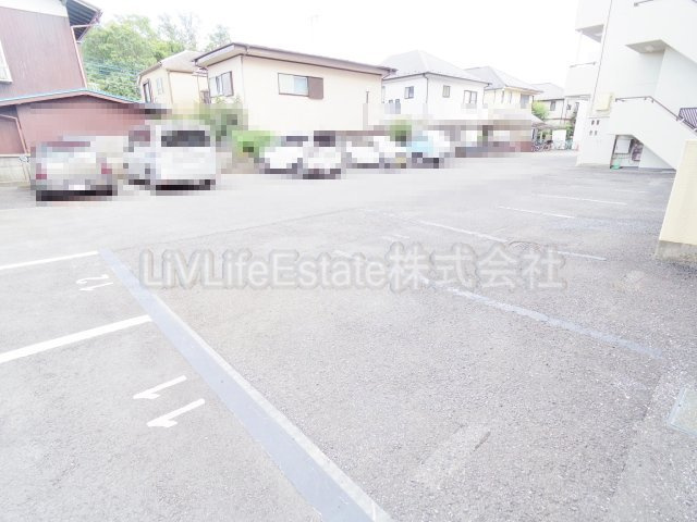 ハビテ小平の駐車場