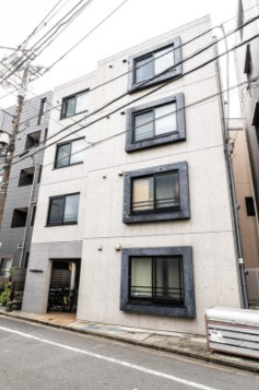 【外観】 | Sky Rainbow KAMITAKADA | 鉄筋コンクリート造のがっちりとした建物。
