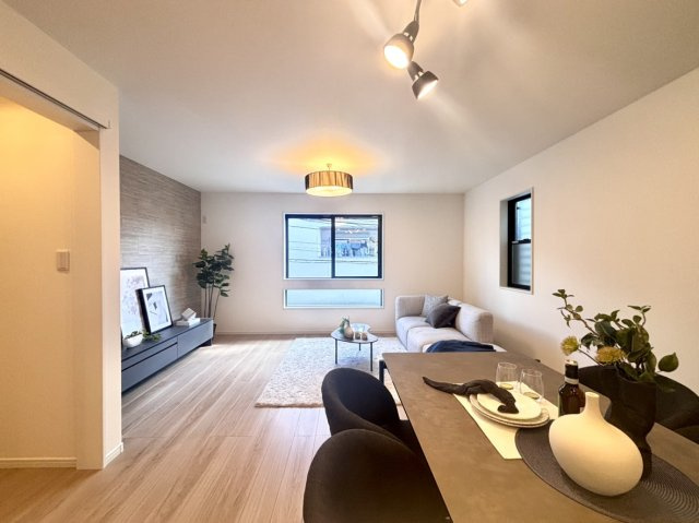 宮本通2丁目 新築戸建ての居間・リビング|・対面式キッチンで、家族とお話をしながら料理ができる楽しい空間となります。