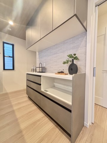 宮本通2丁目 新築戸建てのキッチン|・収納力豊富なカップボードが備わっております。