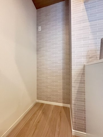 宮本通2丁目 新築戸建てのキッチン|・カップボードの隣には冷蔵庫置場はございます。
奥行があり、使いやすさを重視した設計となっております。