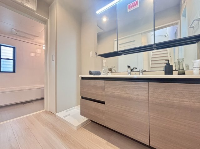 宮本通2丁目 新築戸建ての洗面所|・清潔感のある明るい洗面スペース。身支度がしやすいゆとりある設計で、毎日の使い勝手にも配慮されています。洗面用品やタオルなどをすっきり収納でき、快適にお使いいただけます。
