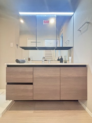 宮本通2丁目 新築戸建ての独立洗面台|・化粧品や洗顔料など小物をまとめて置ける収納スペースがあり、便利です。