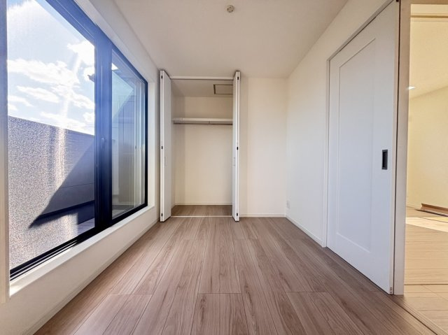 宮本通2丁目 新築戸建ての洋室|・3階の南向きの洋室は、大きな掃き出し窓からたっぷりの陽光が差し込む明るく開放的な空間。心地よい光と風を感じながら、ゆったりとお過ごしいただけます。