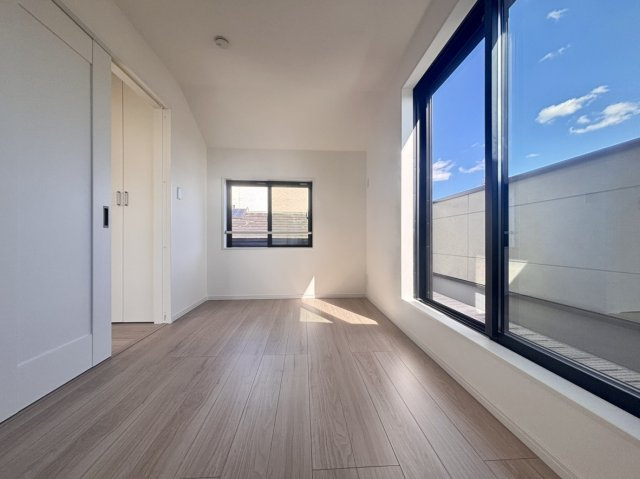 宮本通2丁目 新築戸建ての洋室|・南向き×3階ならではの明るさが魅力の洋室。大きな掃き出し窓を設け、室内にたっぷりと自然光が入り、開放感のある住空間を演出します。