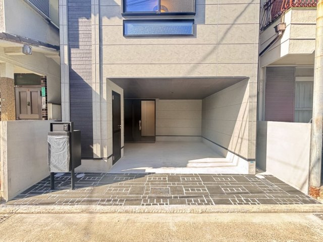 宮本通2丁目 新築戸建ての駐車場|・お車の出し入れがしやすい、ゆとりある1階駐車場。広々としたスペースで駐車もスムーズ。
大切なお車を雨や天候から守れるのも嬉しいポイントです。