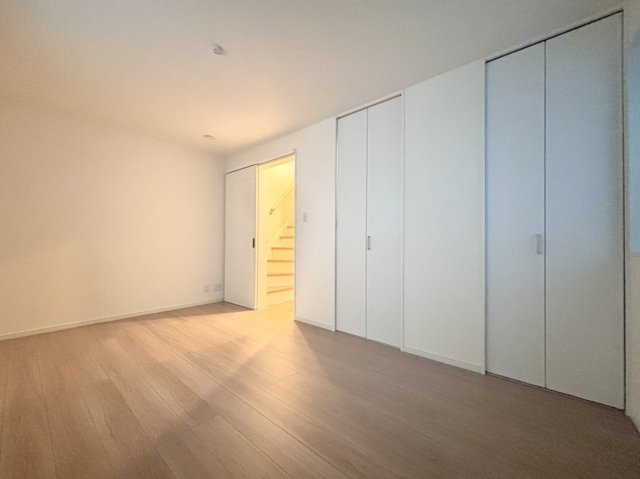 宮本通2丁目 新築戸建ての洋室|・1階には約7.5帖のゆとりある納戸（洋室）を配置。ウォークインクローゼットも備えており、衣類や季節物などをたっぷり収納できる使い勝手の良い空間です。