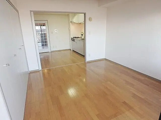 ワイズ新横浜の居間・リビング