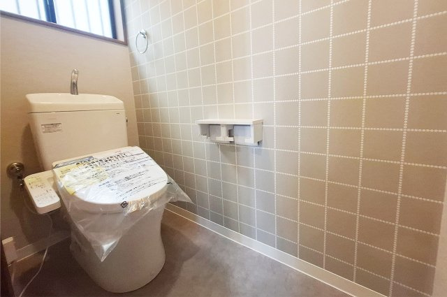 堺市中区新家町のトイレ|1階トイレ：便器と温水洗浄便座を新調。クロスや床も貼替え済み。トイレは2階にもあり混雑時も安心。