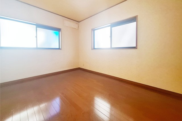 堺市中区新家町の洋室|洋室1：2面の窓を備え、約6帖の広さと収納付きで使いやすい居室です。