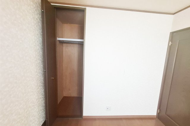 堺市中区新家町の収納|洋室1クローゼット：衣類や小物の収納に役立つハンガーパイプ付きクローゼット。