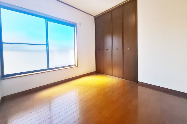 堺市中区新家町の洋室|洋室2：バルコニーへの出入りが可能な洋室です。クローゼット付きで片付けにも便利。