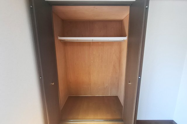 堺市中区新家町の収納|洋室2：棚とハンガーパイプ付きのクローゼットで、小物も整理しやすいです。