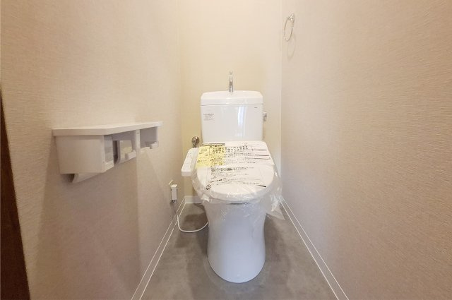 堺市中区新家町のトイレ|2階トイレ：温水洗浄便座を新調。クロスや床も貼替え済み。各階にトイレがあります。