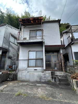 【外観】 | 安佐北区深川五丁目　戸建 | 住居としてはもちろん、事務所・倉庫・不動産投資など、目的に応じた幅広い活用をご検討いただける物件です。リフォームによって用途や空間の可能性を広げられる点も魅力。駅や商業施設も徒歩圏内に揃っています。
