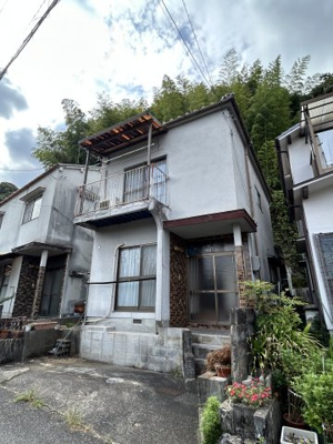 【外観】 | 安佐北区深川五丁目　戸建 | 初期取得費を抑えながら、お好みに合わせてリフォーム・リノベーションを楽しめる、自由度の高い戸建です。