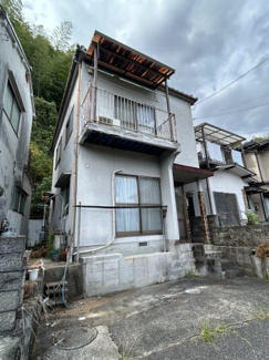 【外観】 | 安佐北区深川五丁目　戸建 | 周辺には買物施設や病院、飲食店なども揃い、生活利便性にも恵まれています。　
JR「中深川」駅まで徒歩約11分、アクロスプラザ高陽まで徒歩約4分、フジグラン高陽まで徒歩約13分。