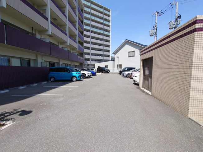 【駐車場】 | Luo Maroon
