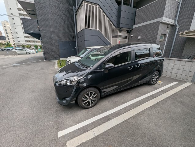 プレサンス塚本アクミリオンの駐車場