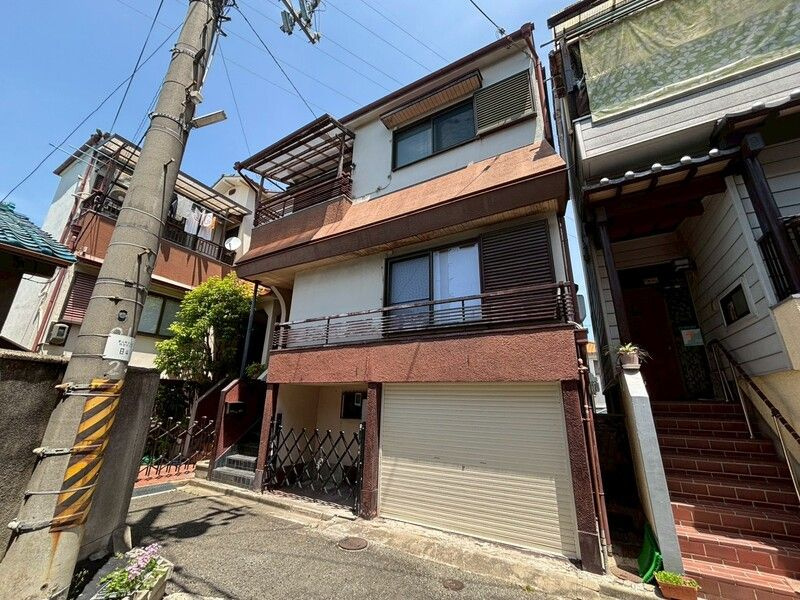 堂山町シャッター付き車庫貸家の外観