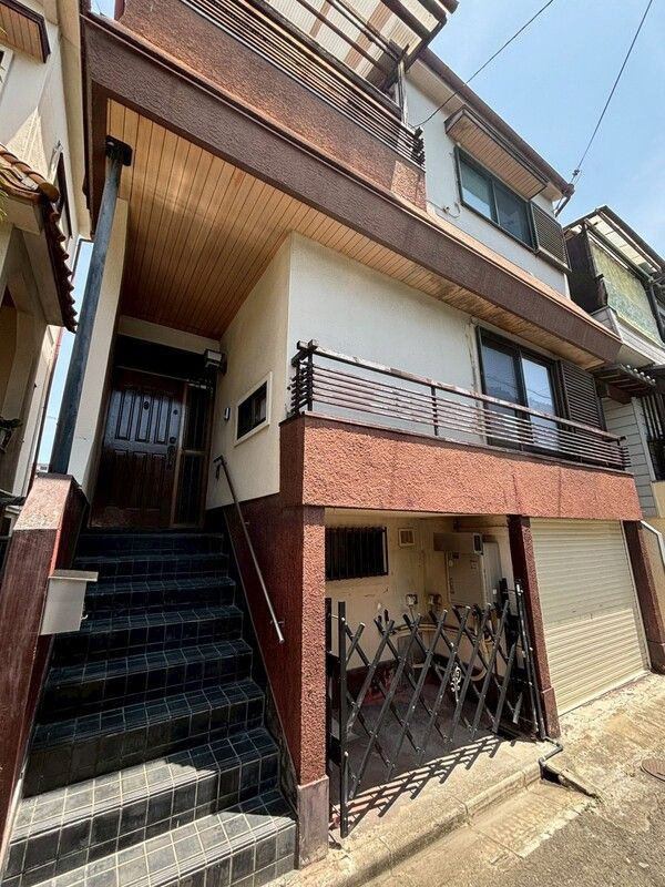 堂山町シャッター付き車庫貸家の外観