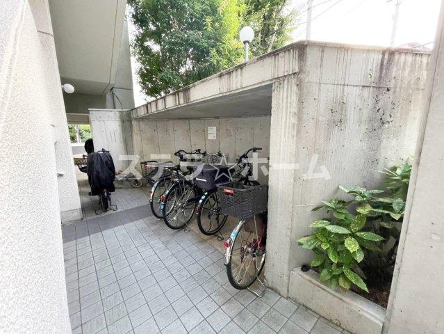 千里山ロイヤルマンション2番街D棟の駐輪場|駐輪場があります