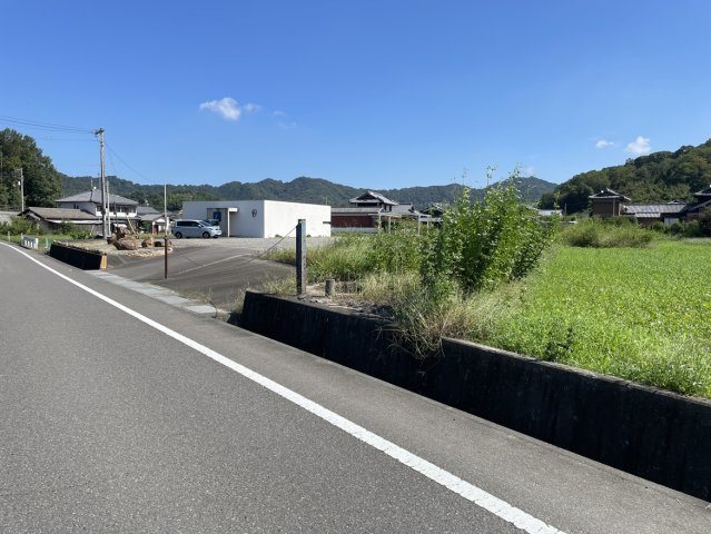 三木町井上　土地の前面道路含む現地写真