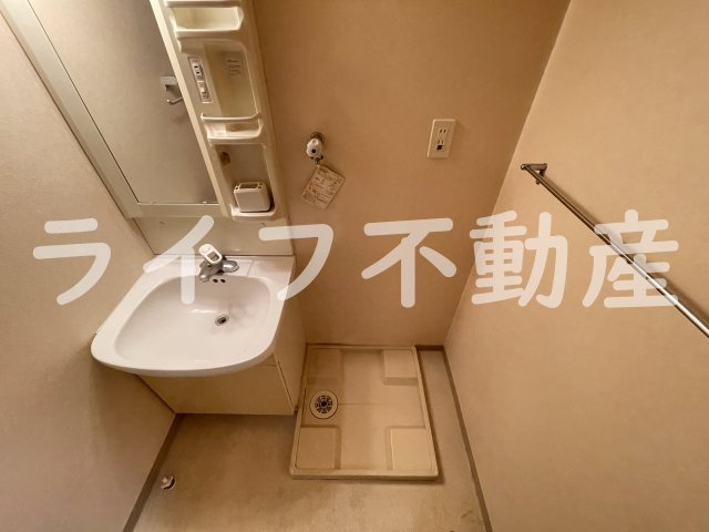 ビバス茨木の洗面所|明るい洗面所です