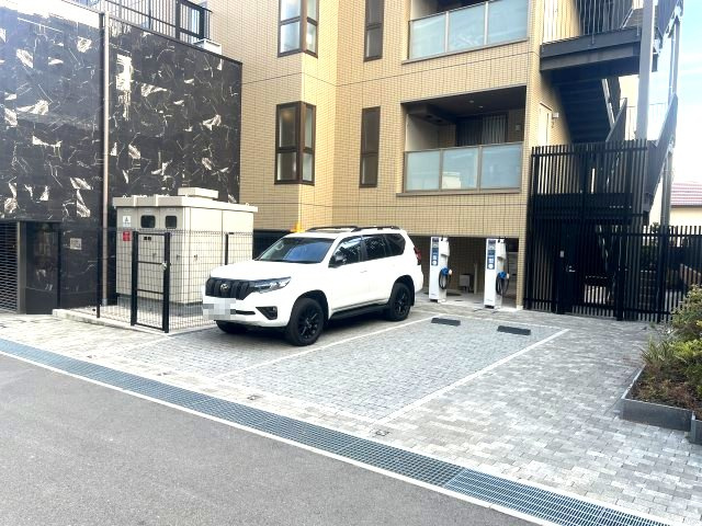 シー・クリサンス西岡本の駐車場
