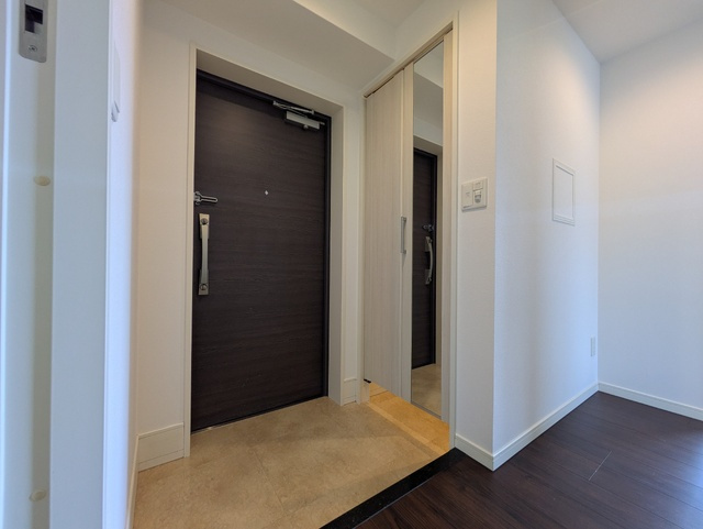 フェリシエ住吉本町の玄関