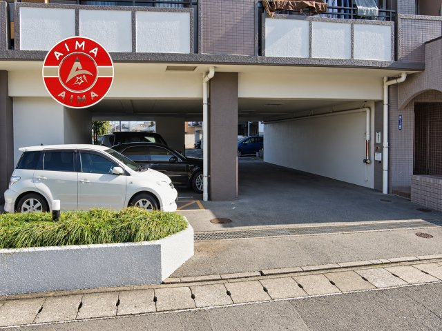 ユーハイム曰佐リベックスの駐車場|敷地内の駐車場です。