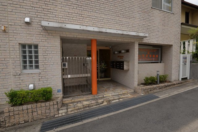 神戸市東灘区岡本２丁目の賃貸マンションのエントランス