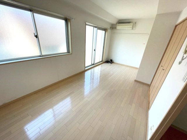 神戸市東灘区岡本２丁目の賃貸マンションの居間・リビング