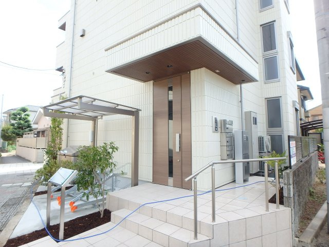 西宮市甲子園口５丁目の賃貸マンションのエントランス