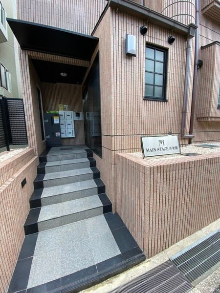 西宮市老松町の賃貸マンションのエントランス