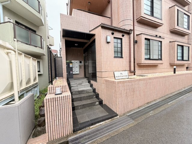 西宮市老松町の賃貸マンションのエントランス