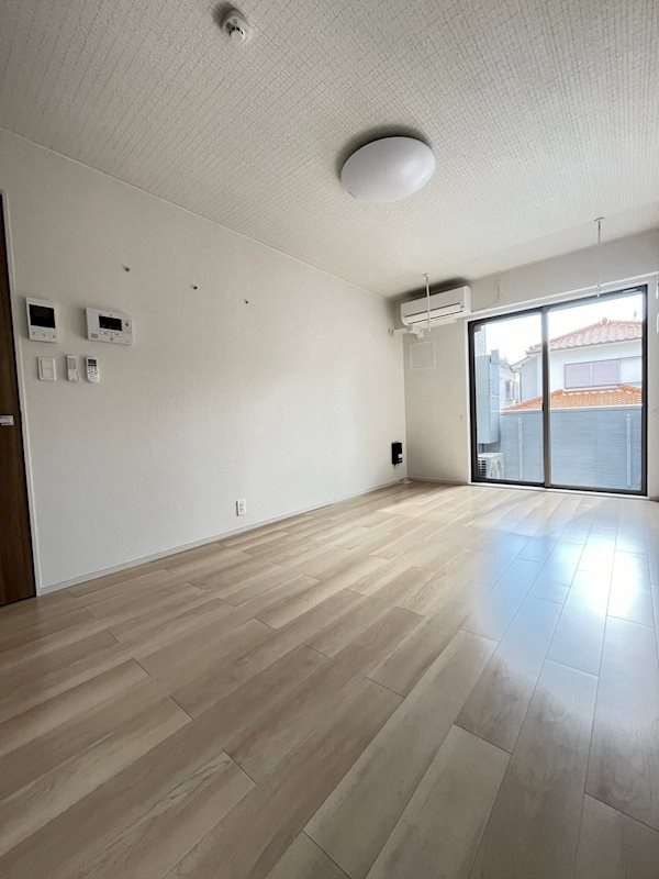 神戸市中央区熊内町３丁目のアパートの居間・リビング