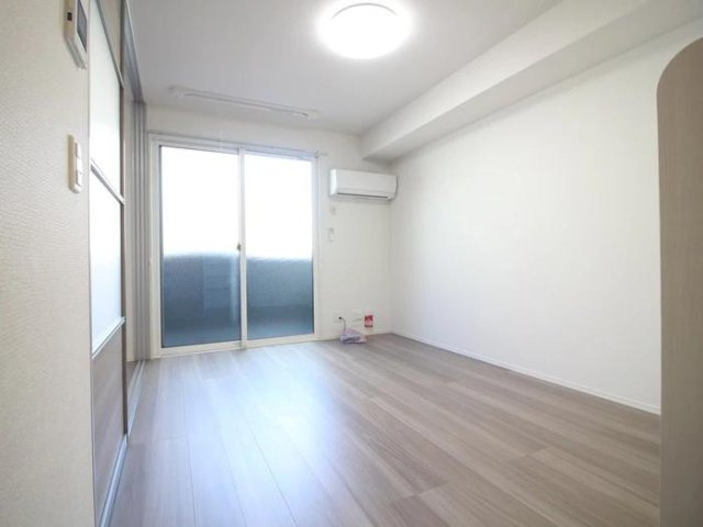 西宮市上甲子園１丁目のアパートの居間・リビング