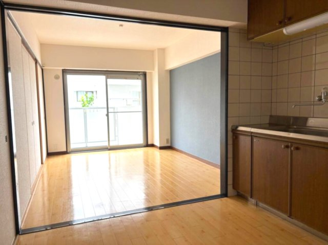 芦屋市東山町の賃貸マンションの居間・リビング